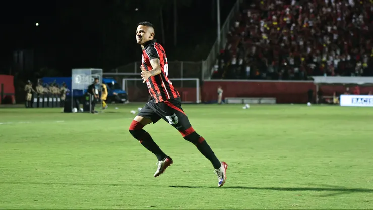 Erick jogador do Vitoria comemora seu gol durante partida contra o Atlético-MG - Foto: Marcio Jose/AGIF