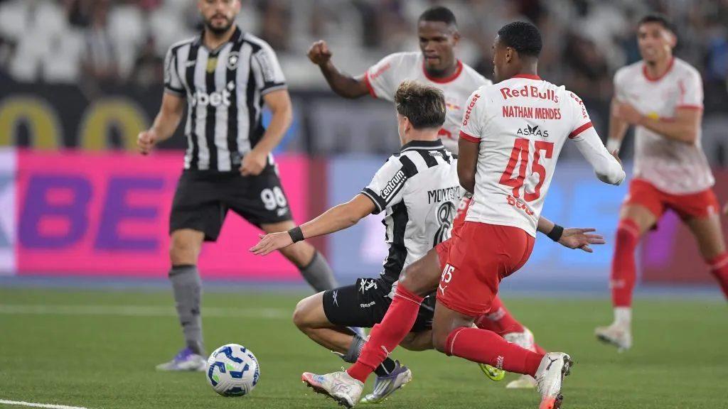 Montoro jogador do Botafogo durante partida contra o Bragantino no estadio Engenhao pelo campeonato Brasileiro A 2025. Foto: Thiago Ribeiro/AGIF
