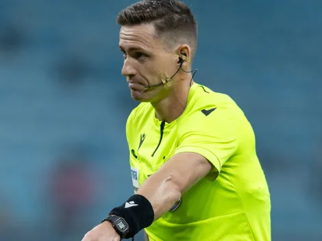 Torcida do Palmeiras fica revoltada com árbitro Ramon Abatti com pênalti não marcado