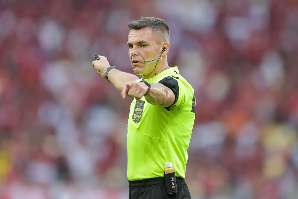 Arbitro Paulo Cesar Zanovelli da Silva durante partida entre Flamengo e Gremio – Foto: Thiago Ribeiro/AGIF