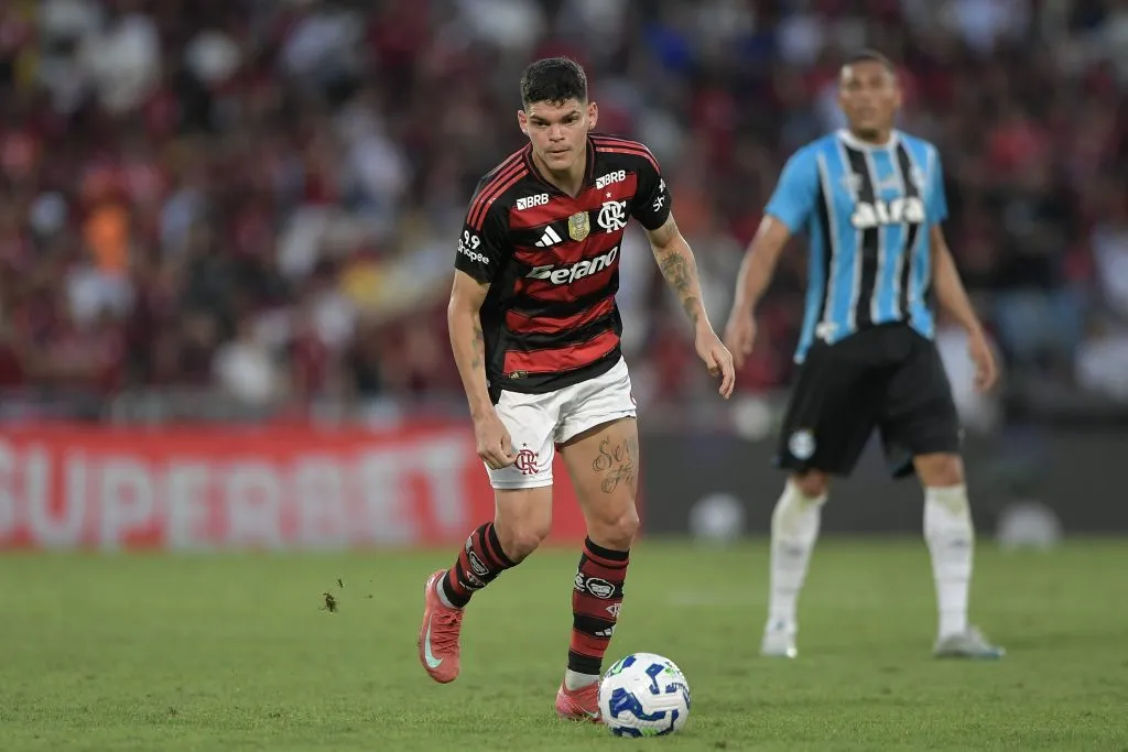 Ayrton Lucas foi muito criticado por ter cometido pênalti em empate com o Grêmio no Maracanã. Foto: Thiago Ribeiro/AGIF