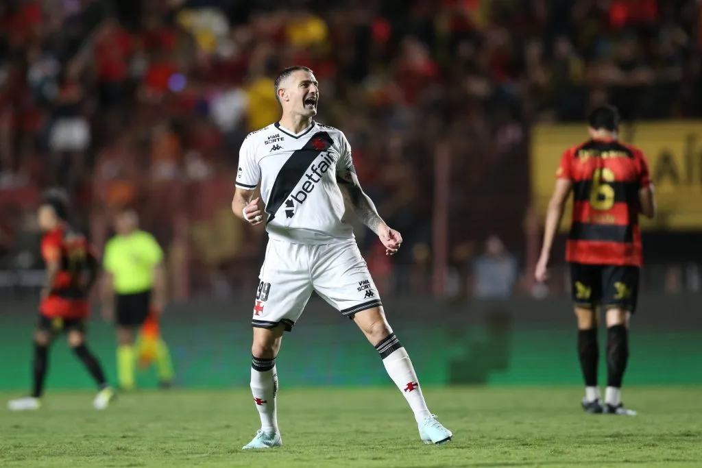 PE – RECIFE – 31/08/2025 – BRASILEIRO A 2025, SPORT X VASCO – Vegetti jogador do Vasco comemora seu gol durante a partida contra o Sport na Ilha do Retiro em Recife (PE) pelo campeonato Brasileiro A 2025. Foto: Marlon Costa/AGIF