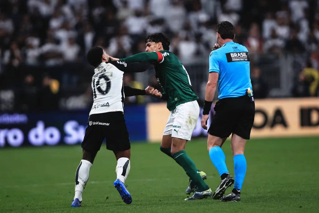 Memphis Depay jogador do Corinthians discute com jogador Gustavo Gomez do Palmeiras durante partida no estadio Arena Corinthians pelo campeonato Brasileiro A 2025. Foto: Ettore Chiereguini/AGIF