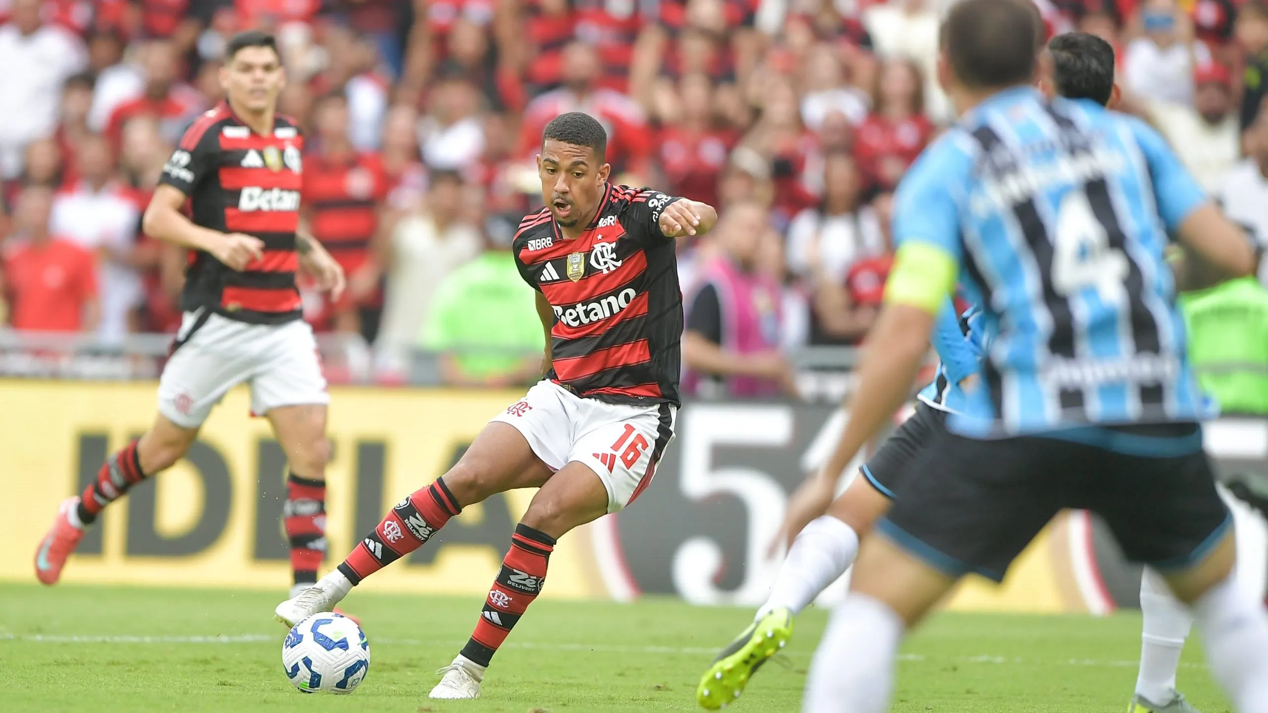 RJ – RIO DE JANEIRO – 31/08/2025 – BRASILEIRO A 2025, FLAMENGO X GREMIO – Samuel Lino jogador do Flamengo durante partida contra o Gremio no estadio Maracana pelo campeonato Brasileiro A 2025. Foto: Thiago Ribeiro/AGIF