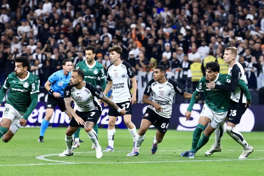 Jogador do Corinthians disputa lance com jogador do Palmeiras durante partida no estadio Arena Corinthians pelo campeonato Brasileiro A 2025. Foto: Marcello Zambrana/AGIF