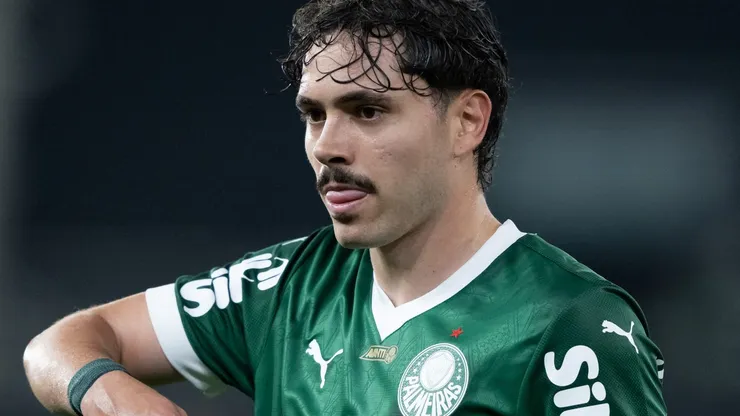 Maurício durante partida entre Botafogo e Palmeiras, no Estádio Nilton Santos, pelo Brasileirão.