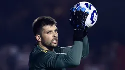 Tiago Volpi se posiciona após marcar contra o Flamengo