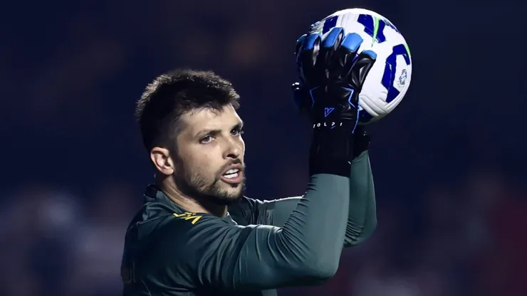 Tiago Volpi se posiciona após marcar contra o Flamengo