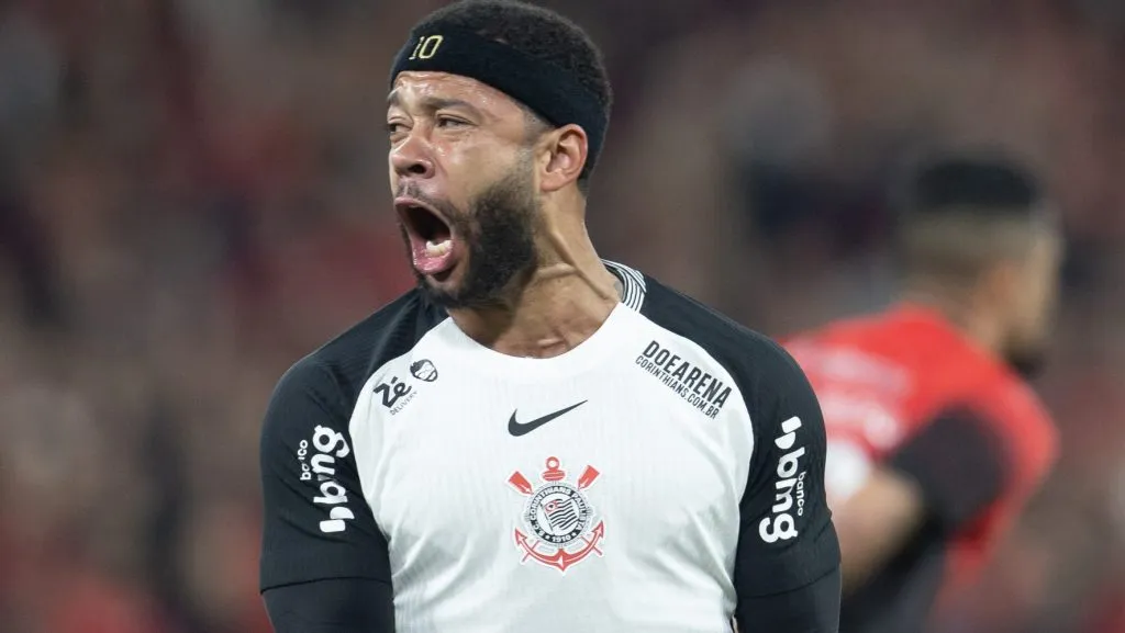 Memphis Depay comemorando. Foto: Hedeson Alves/AGIF