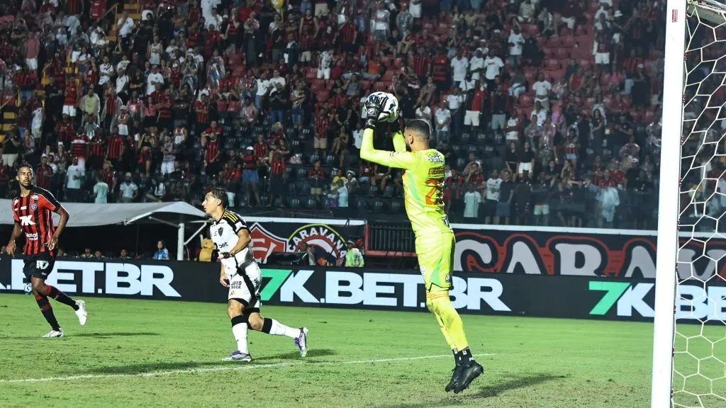 Everson em ação na partida contra o Vitória-BA –  Foto: Marcio Jose/AGIF