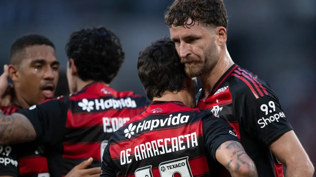Léo Pereira e Arrascaeta comemorando durante Flamengo x Grêmio – Foto: Jorge Rodrigues/AGIF
