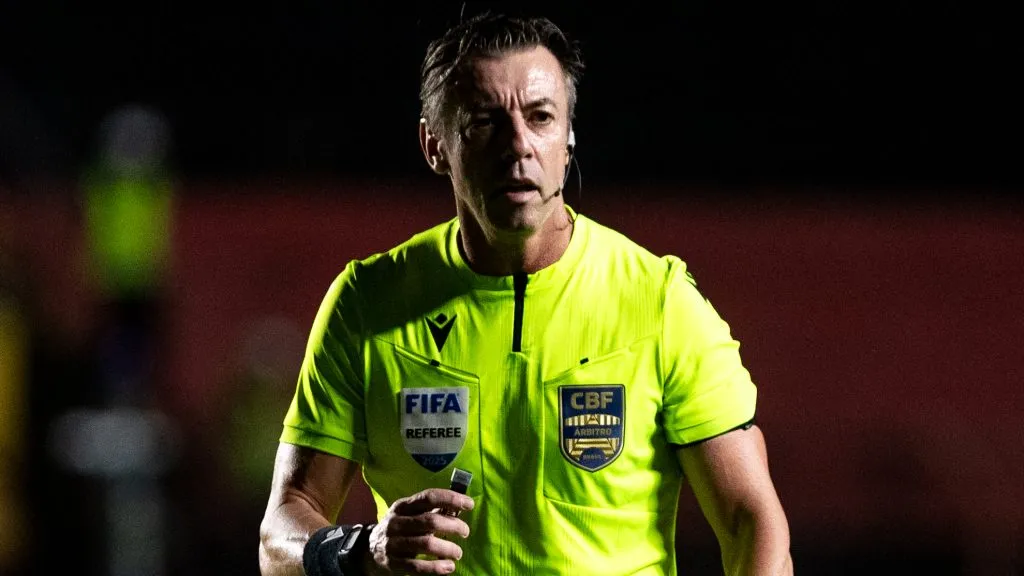 Claus apitou pênalti e revoltou o time do Vasco – Foto: Rafael Vieira/AGIF