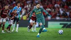 Tiago Volpi converte pênalti contra o Flamengo pelo Brasileirão. (LUCAS UEBEL/GREMIO FBPA)