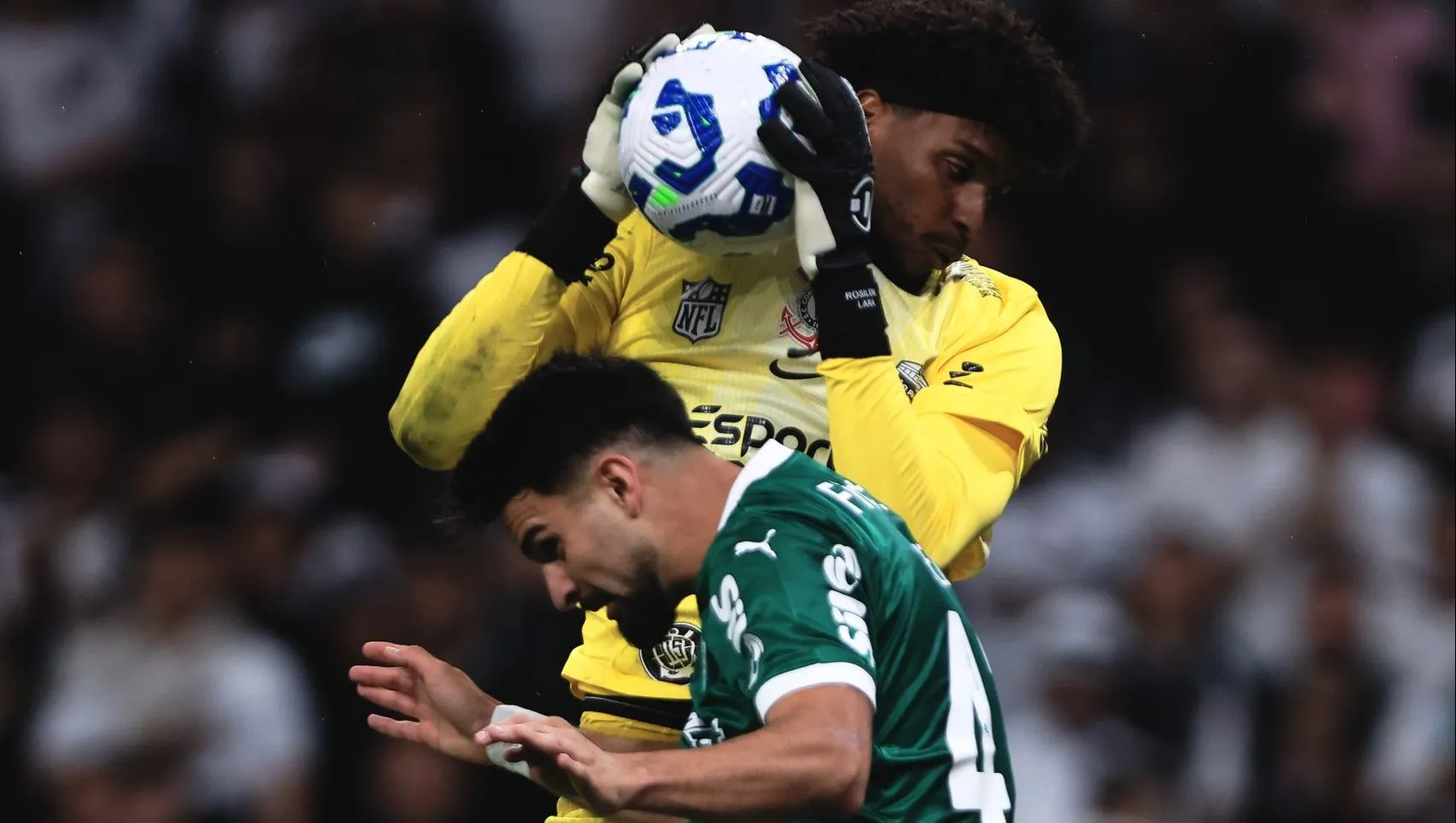 Hugo Souza em partida contra o Palmeiras. Foto: Ettore Chiereguini/AGIF