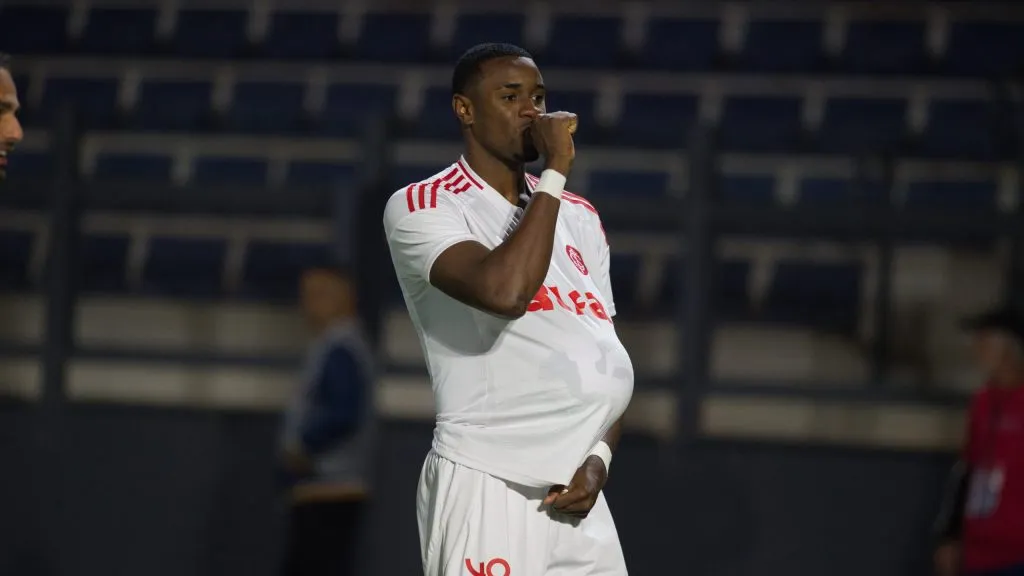 Ricardo Mathias celebra gol do Colorado no Campeonato Brasileiro – Foto: Anderson Romao/AGIF