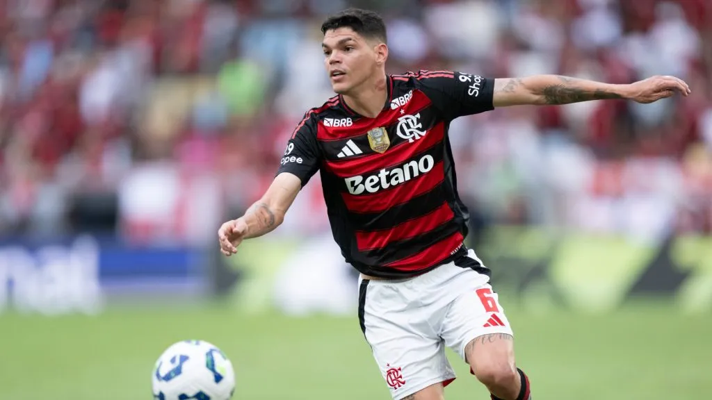 Ayrton Lucas foi alvo de críticas após Flamengo x Grêmio – Foto: Jorge Rodrigues/AGIF