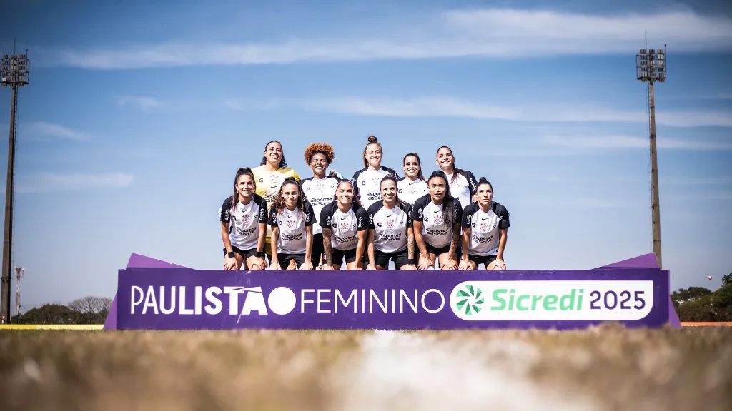 Elenco feminino do Corinthians em campo pelo Paulistão Feminino