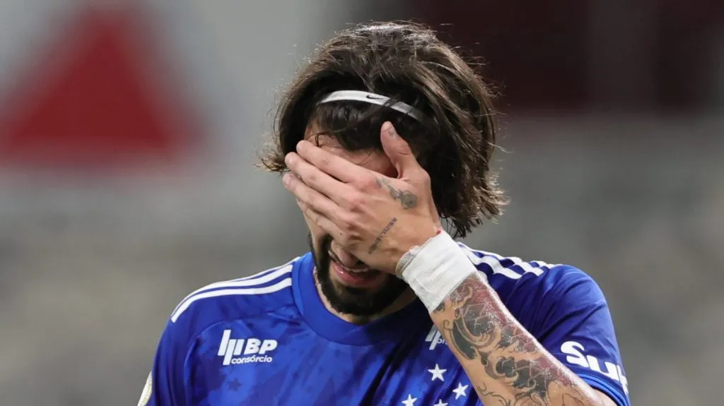 Foto: Gilson Lobo/AGIF – Lautaro Díaz não vingou no Cruzeiro e vai tentar recomeço no Santos.