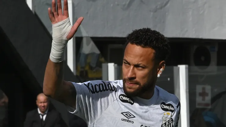 Neymar durante Santos x Fluminense pelo Brasileirão Betano - Foto: Jota Erre/AGIF