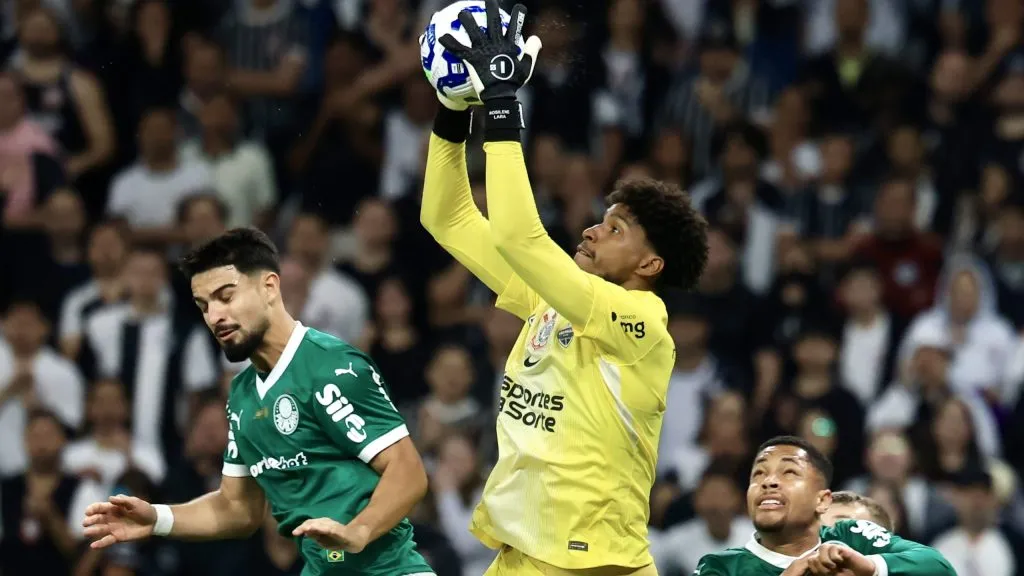 Hugo Souza goleiro do Corinthians durante partida contra o Palmeiras no estadio Arena Corinthians pelo campeonato Brasileiro A 2025. Foto: Marcello Zambrana/AGIF