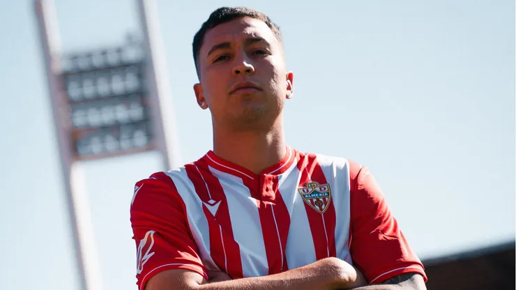 Thalys, ao ser apresentado pelo seu novo clube, o Almeria (Divulgação/x @UDAlmeria_Eng)