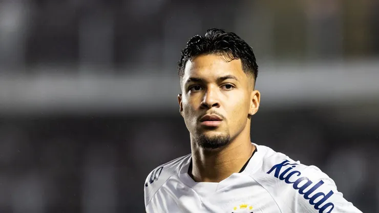 Marcos Leonardo durante jogo do Santos no Campeonato Brasileiro de 2023.