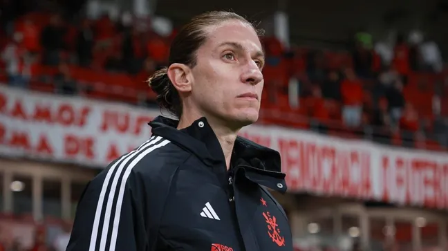 Filipe Luis tecnico do Flamengo durante partida contra o Internacional no estadio Beira-Rio pelo campeonato Brasileiro A 2025. Foto: Maxi Franzoi/AGIF