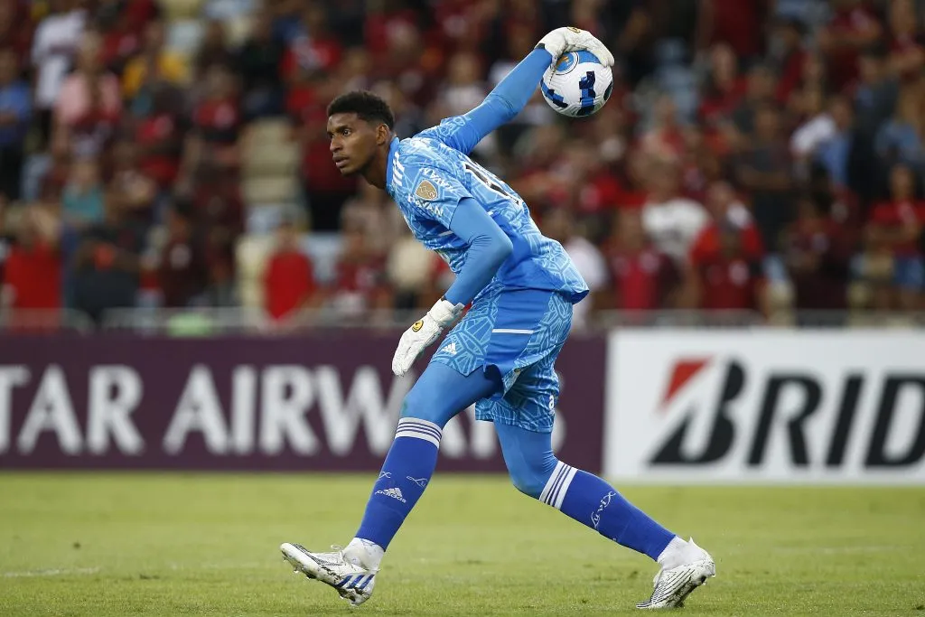 Hugo Souza atuando como goleiro do Flamengo durante a Copa CONMEBOL Libertadores 2022 diante do Sporting Cristal no Maracanã – (Photo by Wagner Meier/Getty Images)