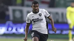 Cuiabano, lateral-esquerdo do Botafogo em partida pelo campeonato brasileiro