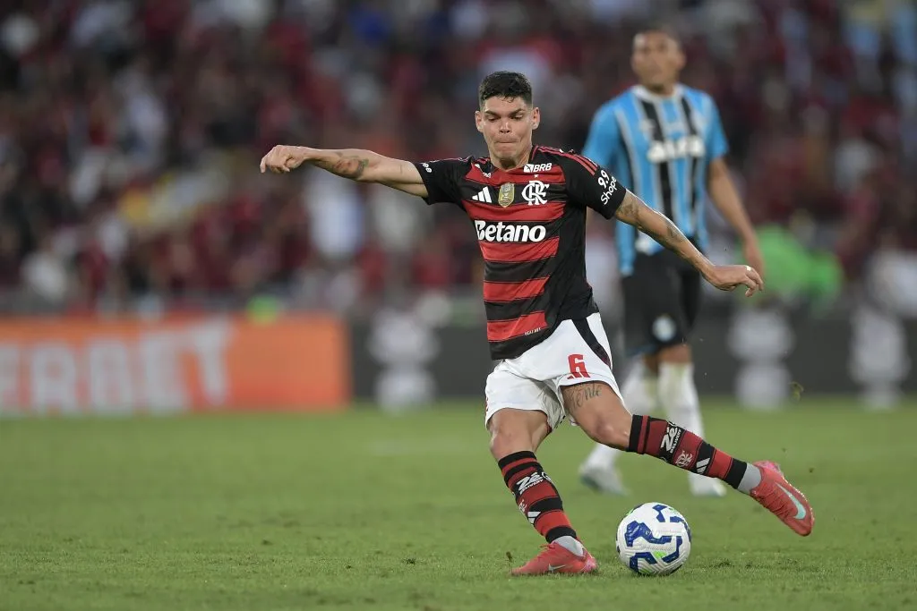 Ayrton Lucas acabou cometendo pênalti e sendo colocado como “vilão” em empate do Flamengo. Foto: Thiago Ribeiro/AGIF