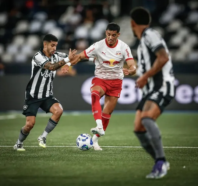 Jogador do Bragantino disputa lance com rival do Botafogo em partida no Nilton Santos pelo Brasileirão. Foto: Ari Ferreira/Red Bull Bragantino