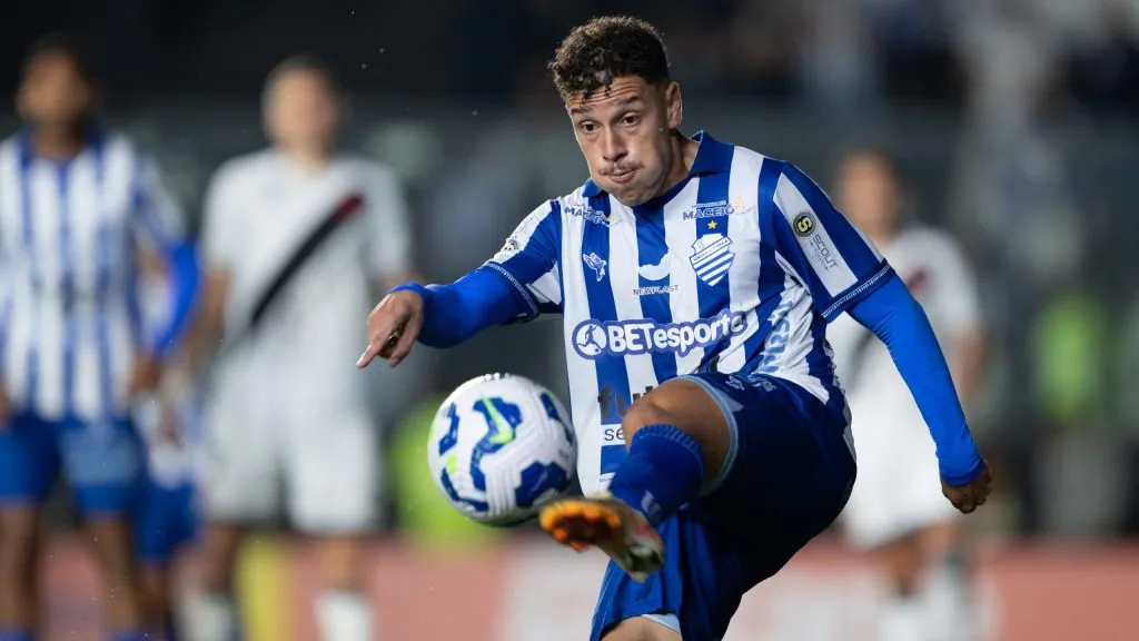 Enzo em ação pelo CSA –  Foto: Jorge Rodrigues/AGIF