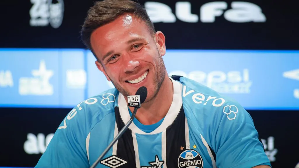Arthur durante coletiva de imprensa em apresentação no Grêmio – Foto: Maxi Franzoi/AGIF