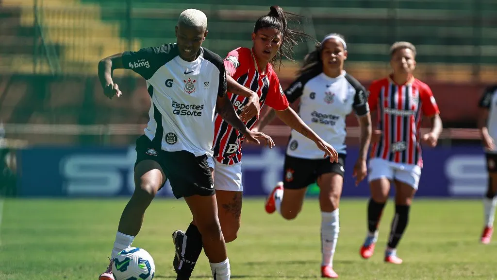 Jogadoras do Corinthians e São Paulo em campo pela semifinal do Brasileiro Feminino