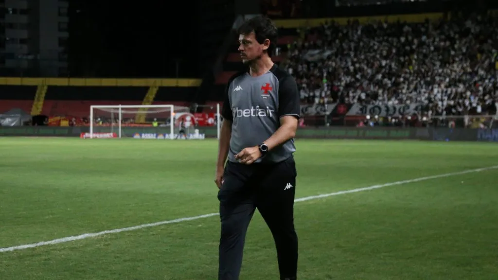 Fernando Diniz vem buscando a evolução no elenco –  Foto: Marlon Costa/AGIF