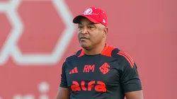 Roger Machado acompanha treino do Colorado