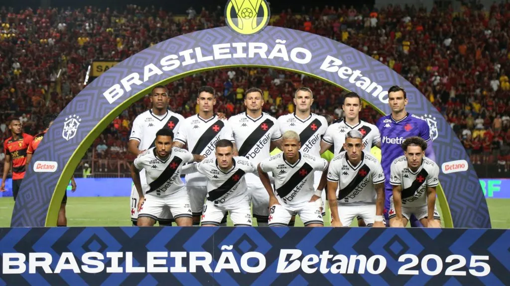 Jogadores titulares do Vasco perfilados. Foto: Marlon Costa/AGIF.
