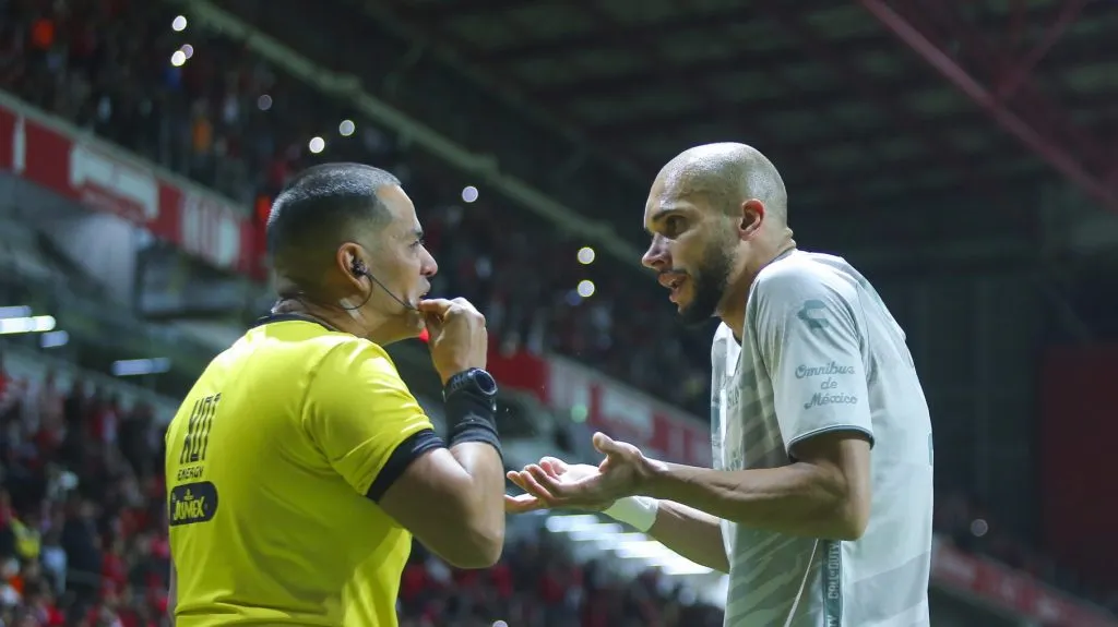 Foto: Agustin Cuevas/Getty Images – Matheus Dória está na mira do Peixe, que aguarda resposta do Atlas.