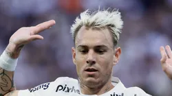 Róger Guedes em campo com a camisa do Corinthians.