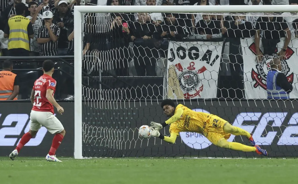 Hugo Souza goleiro do Corinthians durante cobrança de pênalti pela Copa CONMEBOL Sul-Americana 2024 contra o Red Bull Bragantino na Neo Química Arena – (Photo by Alexandre Schneider/Getty Images)