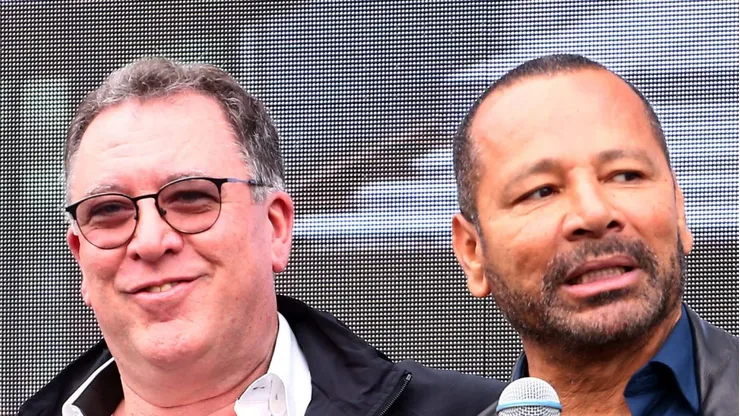 Neymar pai ao lado do presidente Marcelo Teixeira.