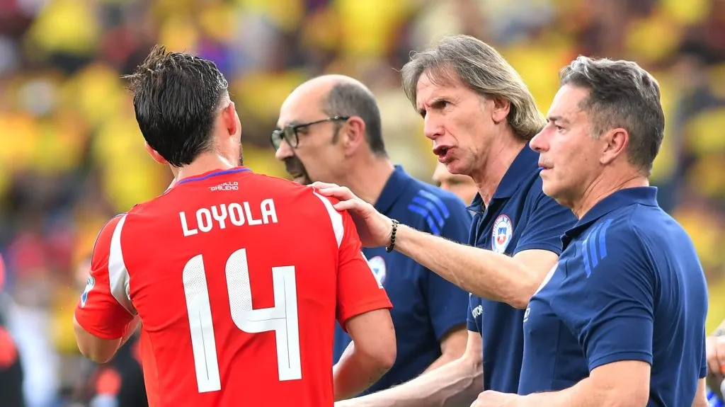 Foto: Gabriel Aponte/Getty Images – Felipe Loyola recebendo instruções de Ricardo Gareca na Seleção do Chile.
