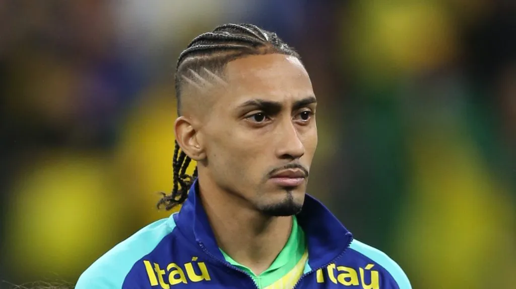 Foto: Marlon Costa/AGIF – Raphinha durante partida pelas Eliminatórias para a Copa do Mundo.