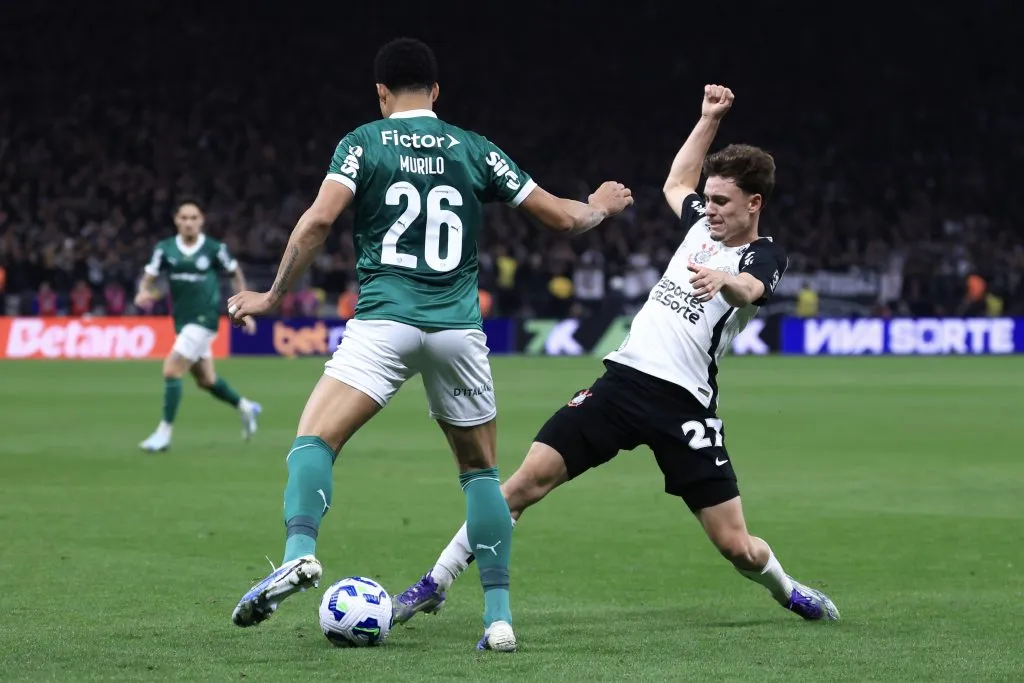 Breno Bidon jogador do Corinthians disputa lance com Murilo jogador do Palmeiras – Foto: Marcello Zambrana/AGIF