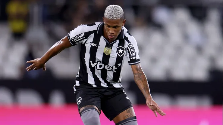 Danilo, volante do Botafogo em partida pelo campeonato brasileiro