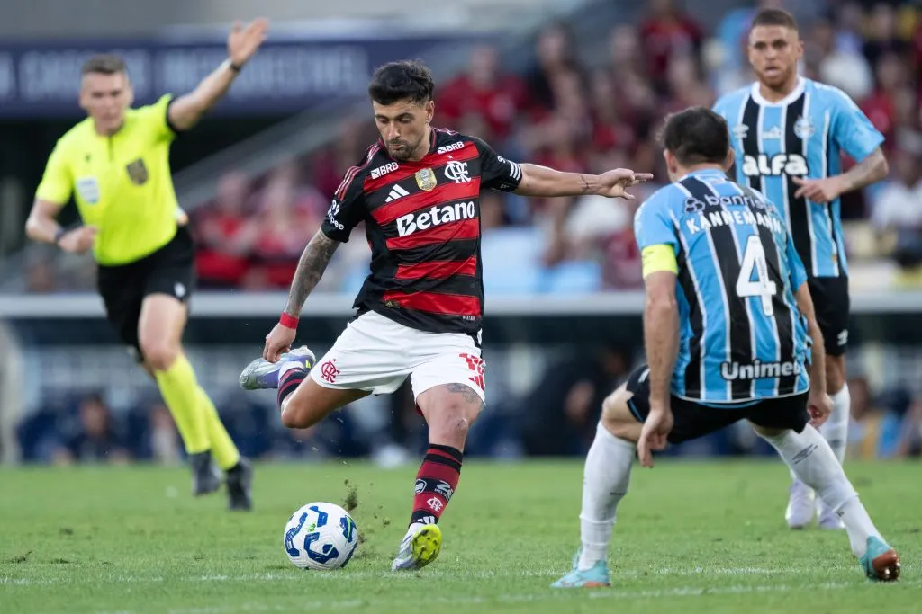 Arrascaeta, jogador do Flamengo chuta para marcar seu gol durante partida contra o Gremio no estadio Maracana pelo campeonato Brasileirão 2025. Foto: Jorge Rodrigues/AGIF