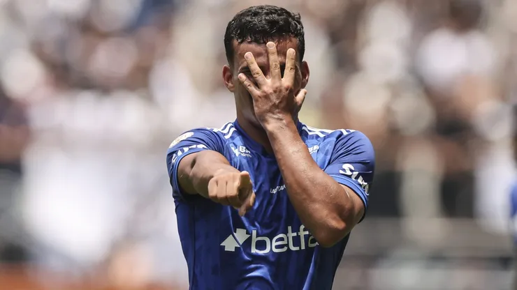 Kaiki Bruno, lateral-esquerdo do Cruzeiro em partida do campeonato brasileiro