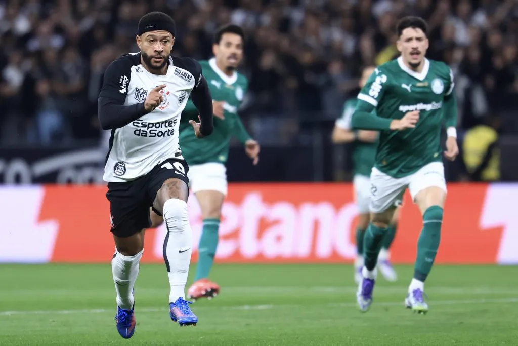 Memphis Depay jogador do Corinthians durante partida contra o Palmeiras – Foto: Marcello Zambrana/AGIF