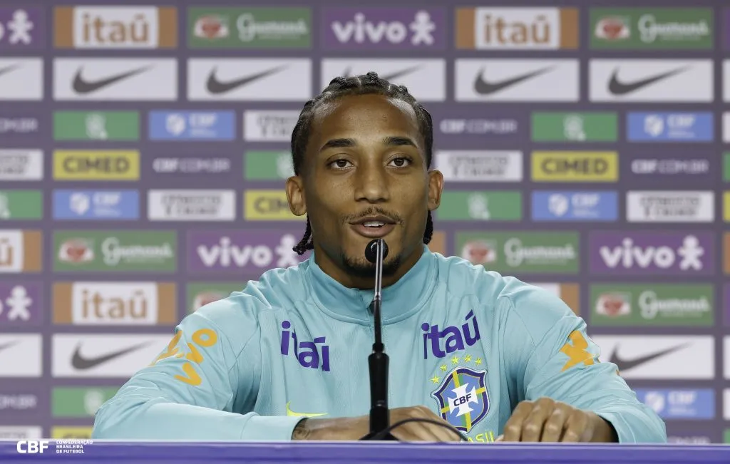 João Pedro atacante da Seleção Brasileira durante coletiva de imprensa – FOTO: @rafaelribeirorio / CBF