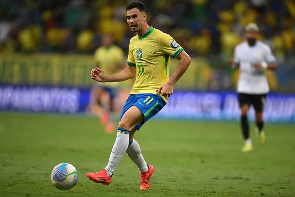 Gabriel Martinelli, do Brasil, durante o jogo de qualificação da Copa do Mundo FIFA 2026 contra o Uruguai na Arena Fonte Nova em 2024 sob comando de Dorival Júnior. Foto: Pedro Vilela/Getty Images